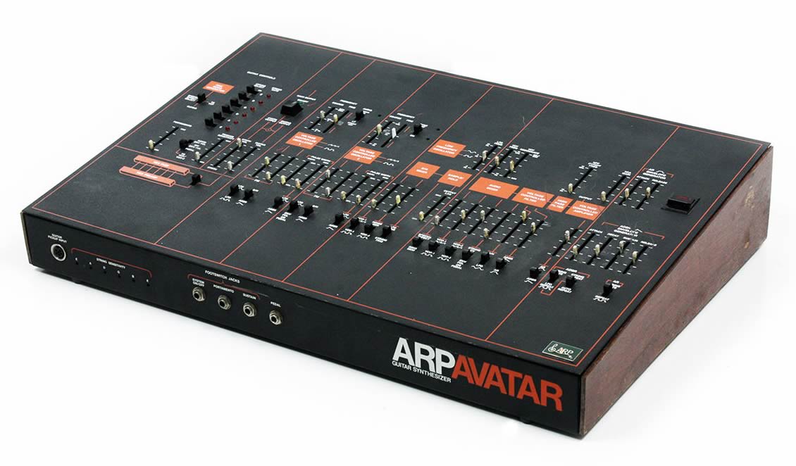 Arp Avatar Guitar Synthesizer. Een heel lastig apparaat om te bedienen, maar wel met geweldige geluiden en allerlei trigger mogelijkheden. Je kon heel gemakkelijk de deksel er afhalen en dan het ingewikkelde circuit bewonderen van dit monster!